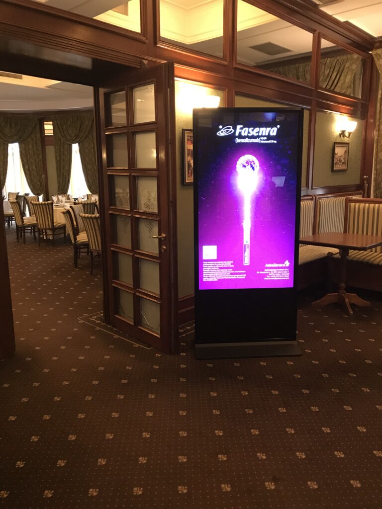 Totem digital cu touch screen sau fara, pentru diverse aplicati. Disponibil in varianta de 65 si 55 de inch.