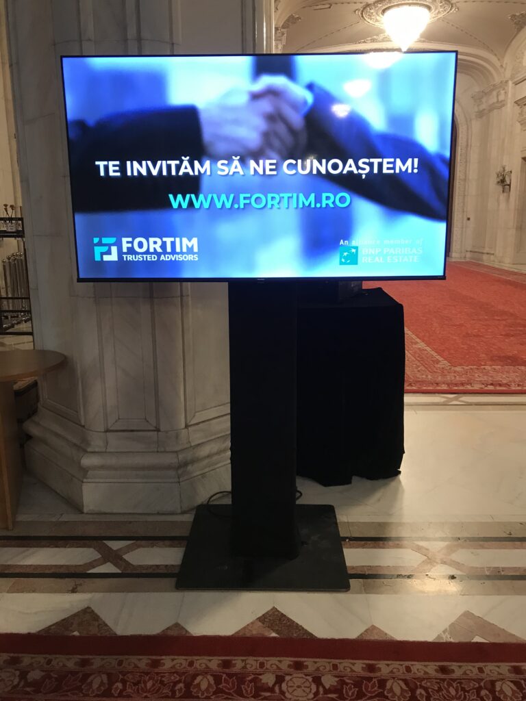 Totem digital cu touch screen sau fara, pentru diverse aplicati. Disponibil in varianta de 65 si 55 de inch.