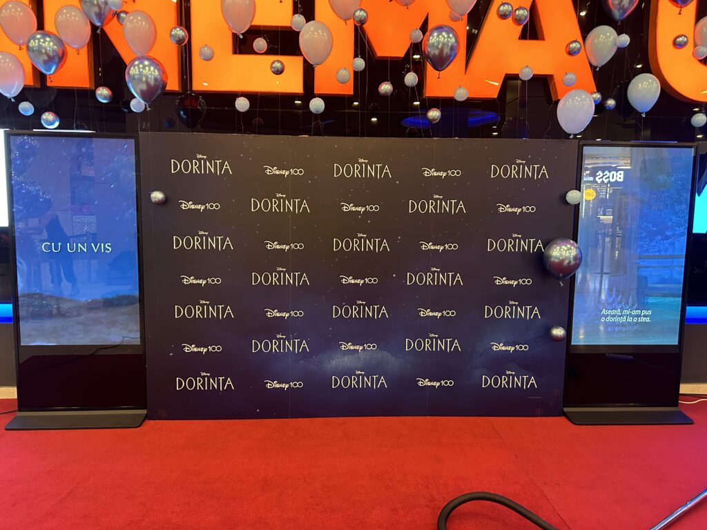 Totem digital cu touch screen sau fara, pentru diverse aplicati. Disponibil in varianta de 65 si 55 de inch.
