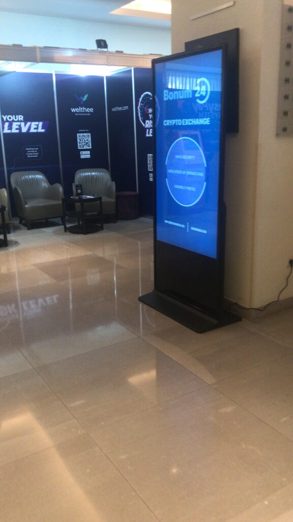 Totem digital cu touch screen sau fara, pentru diverse aplicati. Disponibil in varianta de 65 si 55 de inch.